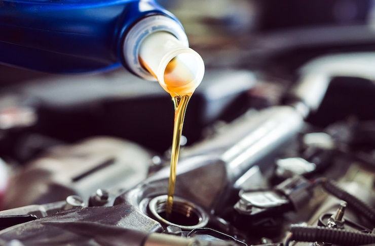 Foto olio motore versato al motore dell'auto.
