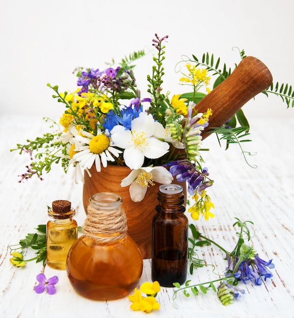 Olio naturale con fiori di campo