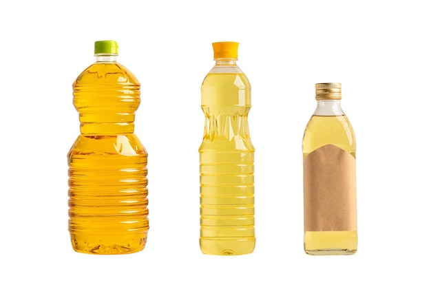Olio vegetale con olio d'oliva in bottiglia diversa per cucinare isolato su sfondo bianco