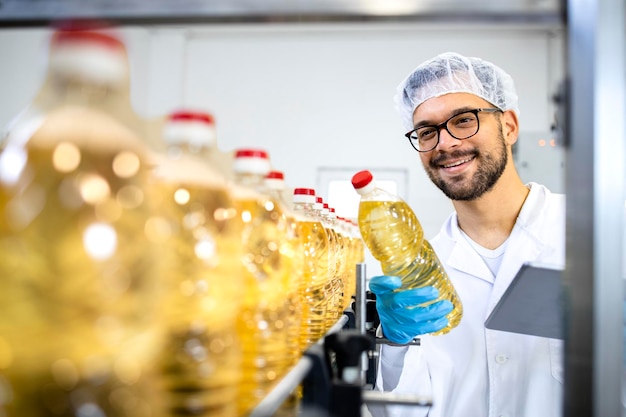 olio vegetale di girasole trasportato in una macchina automatizzata a nastro trasportatore