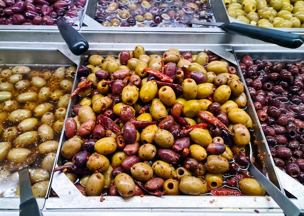 Olive assortite nel mercato sfuso