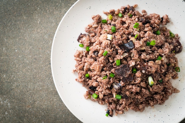 Olive cinesi saltate in padella con carne di maiale macinata - Stile asiatico