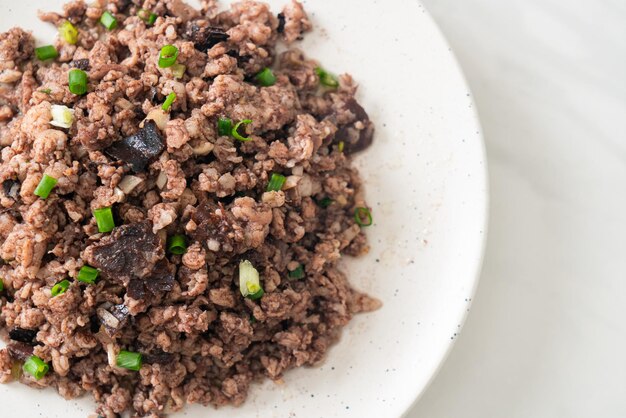 Olive cinesi saltate in padella con carne di maiale macinata - Stile asiatico