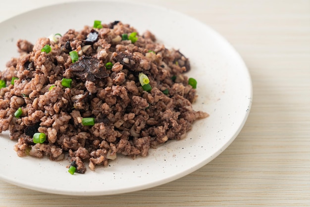 Olive cinesi saltate in padella con carne di maiale macinata - Stile asiatico