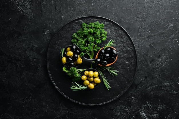 Olive colorate in una ciotola Vista dall'alto Spazio libero per il testo