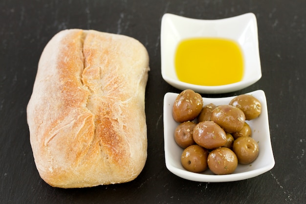 Olive con olio e pane