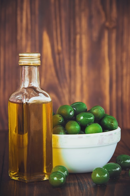 Olive e olio d&#39;oliva Messa a fuoco selettiva Cibo.