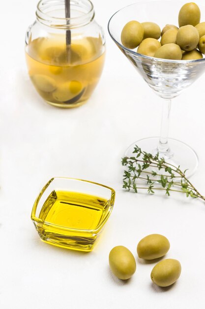 Olive e olio d'oliva su sfondo bianco