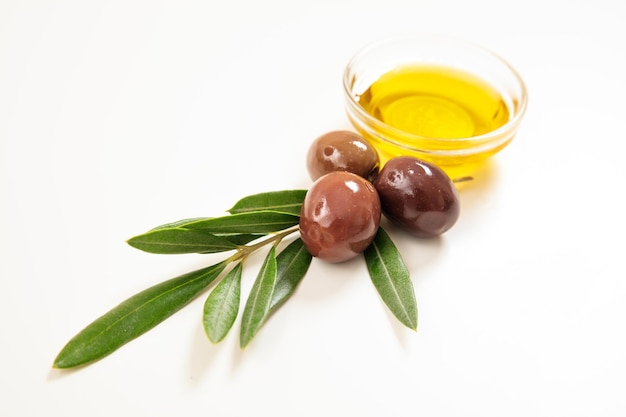 Olive e olio d'oliva su sfondo bianco