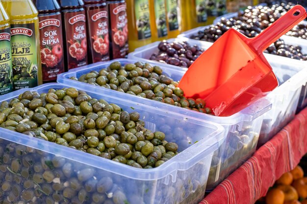 Olive e olive sono esposte in un mercato.