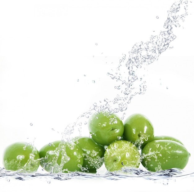 Olive fresche che cadono in acqua