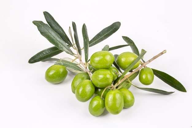 Olive fresche verdi su fondo bianco