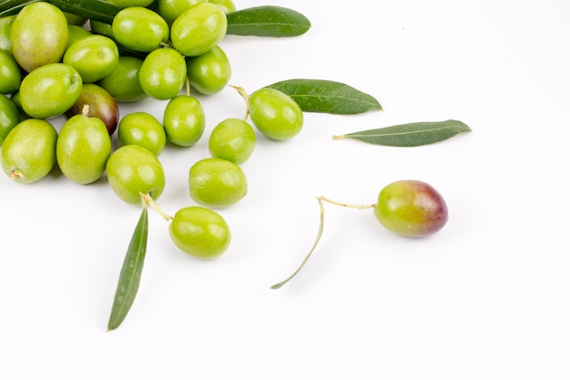 Olive fresche verdi su fondo bianco
