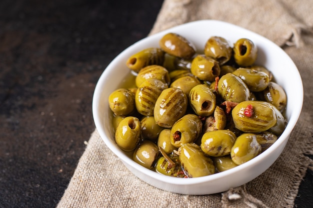 olive grigliate frutta fresca in un piatto pronto da mangiare porzione pasto spuntino sul tavolo copia spazio cibo