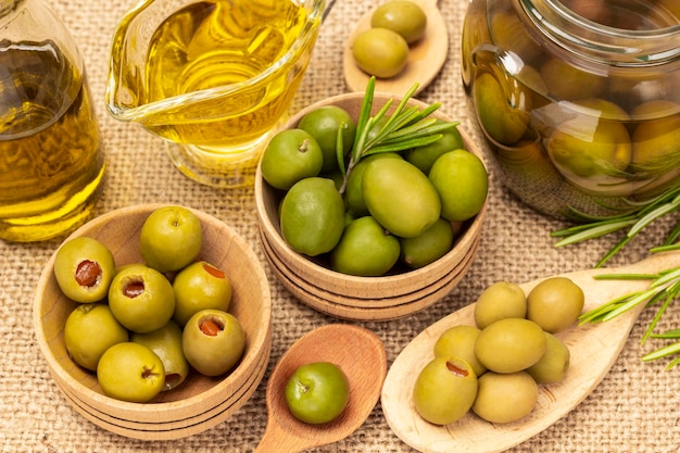 Olive in scatola e olio d'oliva su tela