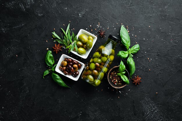 Olive in un barattolo di olio d'oliva Vista dall'alto Spazio libero per il testo