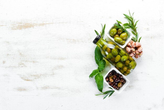 Olive in un barattolo di olio d'oliva Vista dall'alto Spazio libero per il testo