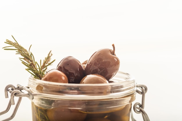 Olive in un barattolo su sfondo bianco