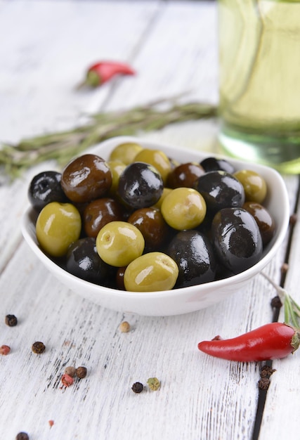 Olive marinate differenti sul primo piano della tavola