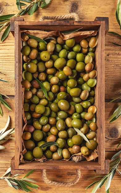 Olive mature in cassa di legno