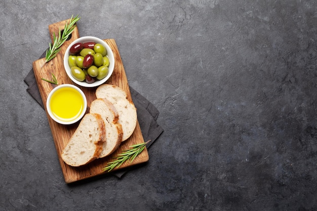 Olive mature olio d'oliva e pane di ciabatta