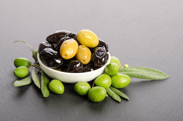 Olive nere e verdi in una ciotola di porcellana