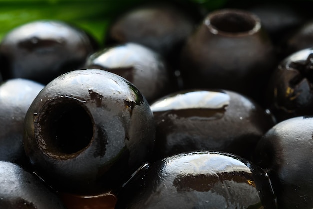 Olive nere marinate su fondo di legno