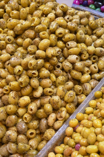 Olive turche alla griglia in una ciotola