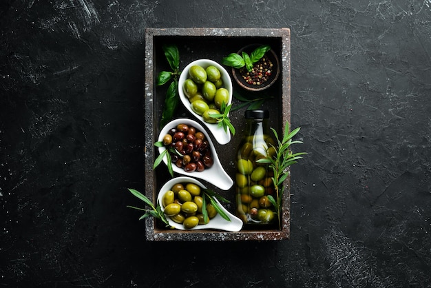 Olive Un insieme di olive colorate su sfondo di pietra nera Vista dall'alto Spazio libero per il testo