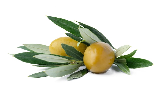 Olive verdi con foglie isolate su sfondo bianco