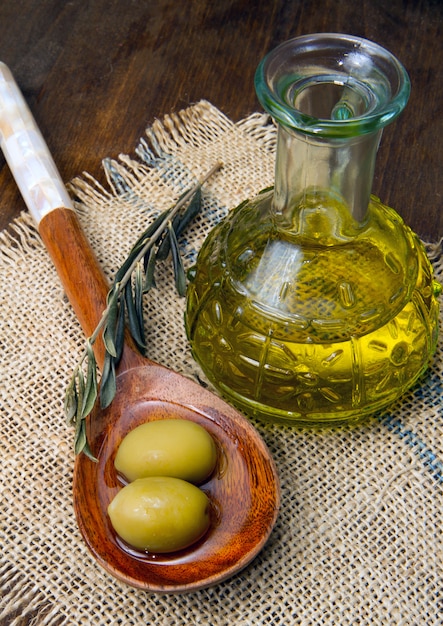 olive verdi fresche su cucchiaio e olio