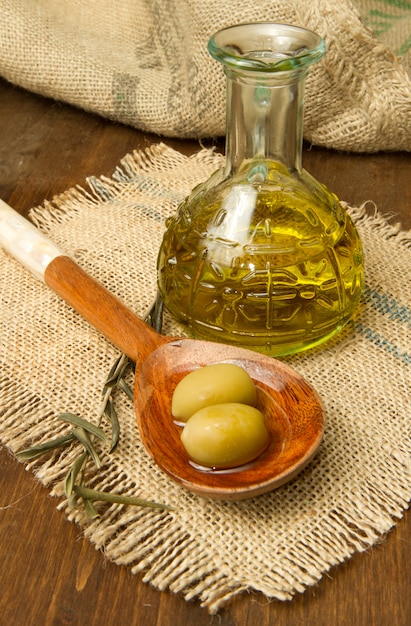 olive verdi fresche su cucchiaio e olio