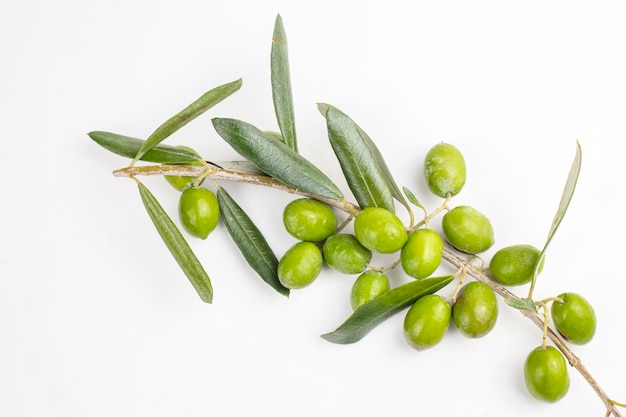 Olive verdi fresche su fondo bianco