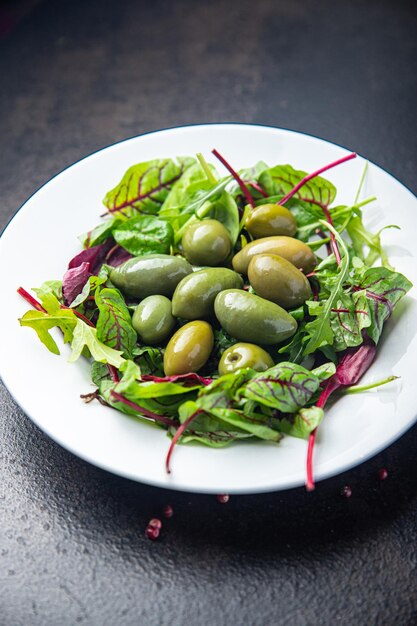 Olive verdi insalata porzione fresca dietetica pasto sano dieta alimentare natura morta spuntino sul tavolo