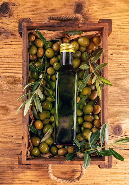 Olive verdi mature e olio