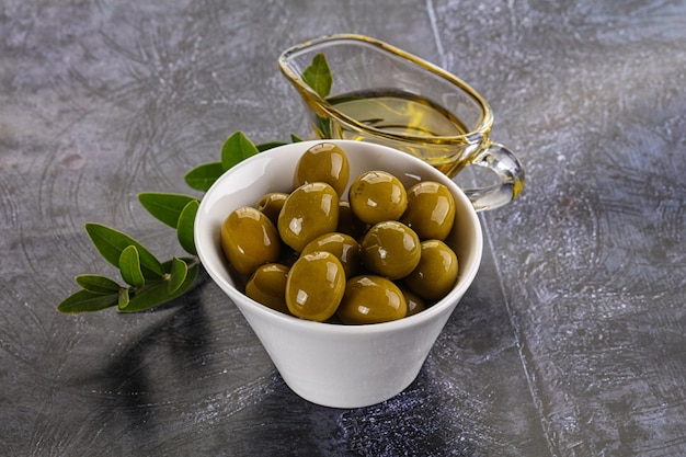 Olive verdi mature gustose con ramo e olio