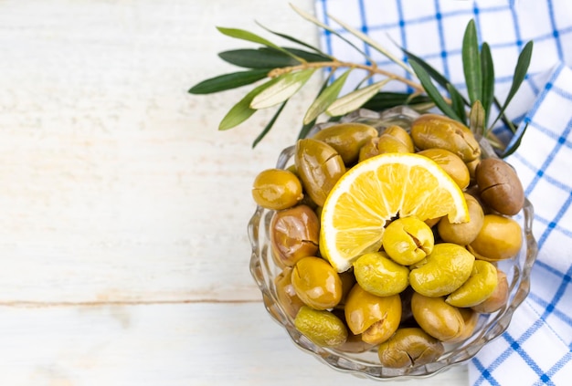 Olive verdi schiacciate. Olive verdi schiacciate al limone. Oliva alla turca (nome turco; kirma zeytin)