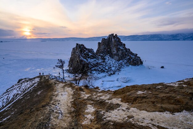 Olkhon Island gelido inverno nevoso Shamanka Rock tramonto