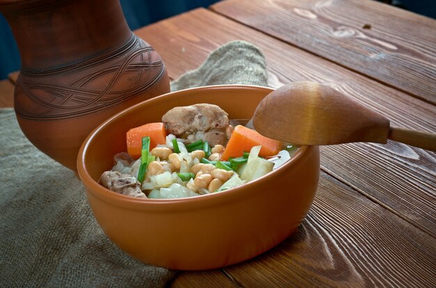 Ollada - piatto tradizionale in valenciano. Zuppa spagnola con costine di maiale e verdure