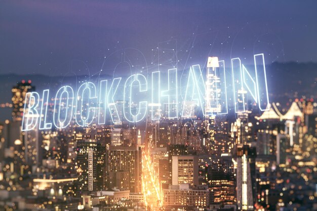 Ologramma astratto della tecnologia blockchain virtuale sullo sfondo dello skyline di San Francisco trasferimenti di denaro digitali e concetto di decentramento Esposizione multipla