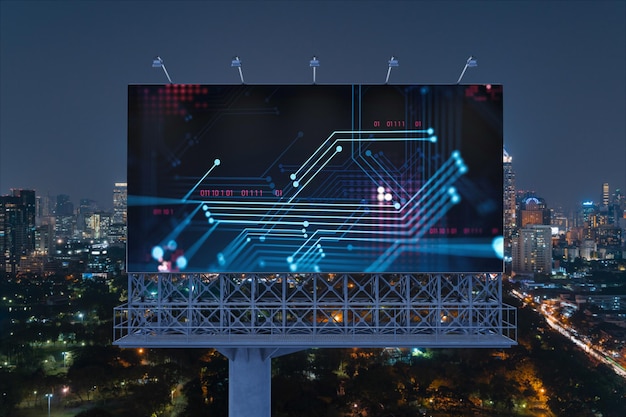 Ologramma del flusso di informazioni sul cartellone stradale panorama notturno della città di Bangkok Il più grande centro tecnologico del sud-est asiatico Il concetto di scienza della programmazione