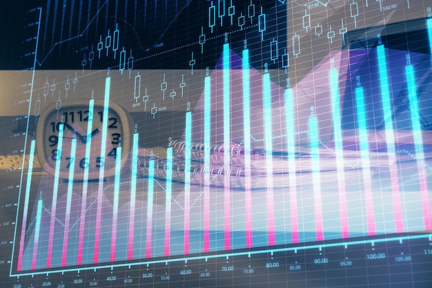 Ologramma del grafico del mercato Forex e personal computer sullo sfondo Esposizione multipla Concetto di investimento