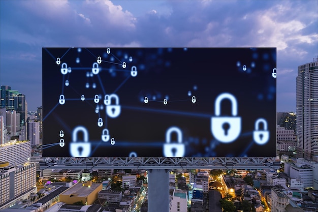 Ologramma dell'icona del lucchetto sul cartellone stradale sulla vista panoramica della città di Bangkok di notte per proteggere le imprese nel sud-est asiatico Il concetto di protezioni per la sicurezza delle informazioni