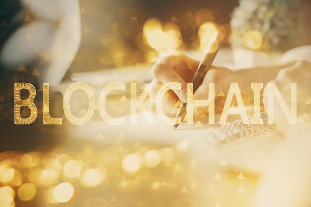 Ologramma di criptovaluta bitcoin ico tema sulle mani che prendono appunti sullo sfondo Concetto di blockchain Multi esposizione