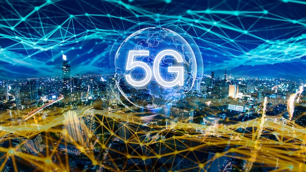 Ologramma digitale della rete 5G e Internet delle cose sulla città