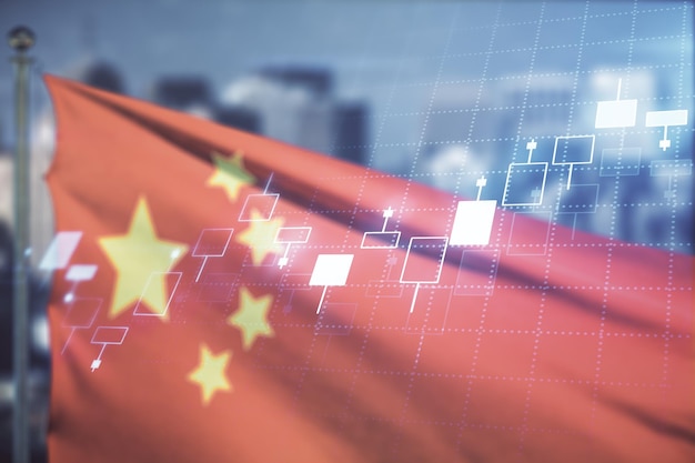 Ologramma grafico finanziario virtuale astratto sulla bandiera cinese e sullo sfondo dello skyline concetto finanziario e commerciale Multiexposure
