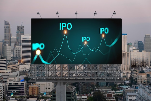 Ologramma icona IPO sul cartellone stradale sul panorama del tramonto vista sulla città di Bangkok Il fulcro dell'offerta pubblica iniziale nel sud-est asiatico Il concetto di eccedere le opportunità di business