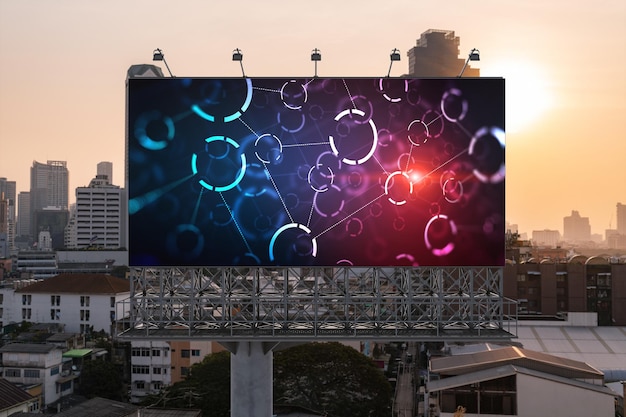 Ologramma luminoso del processo tecnologico sul paesaggio urbano panoramico dell'antenna del tabellone per le affissioni di Bangkok al tramonto Il più grande hub innovativo di servizi tecnologici nel sud-est asiatico