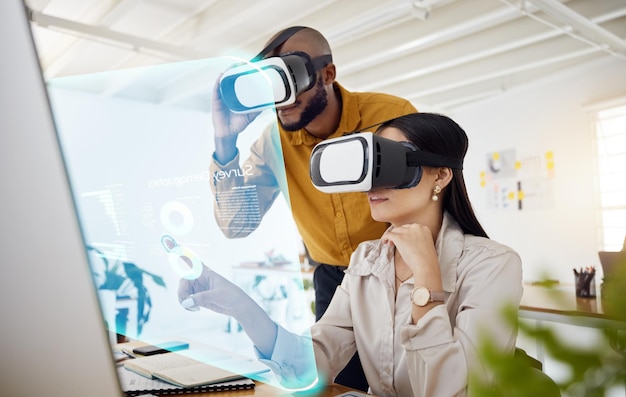 Ologramma per uomini d'affari e tecnologia e analisi del futuro della realtà virtuale con collaborazione e sovrapposizione Stampa sullo schermo metaverso e occhiali VR del team aziendale e analisi con statistiche