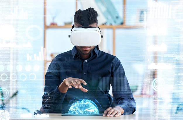 Ologramma realtà virtuale e uomo d'affari globale revisione statistiche amministrazione informatica o interfaccia utente software AI sovrapposizione metaverso economia futura e persona con visore 3D e dati mondo virtuale